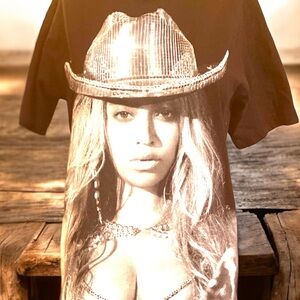 Renaissance Tour Graphic T-Shirt.